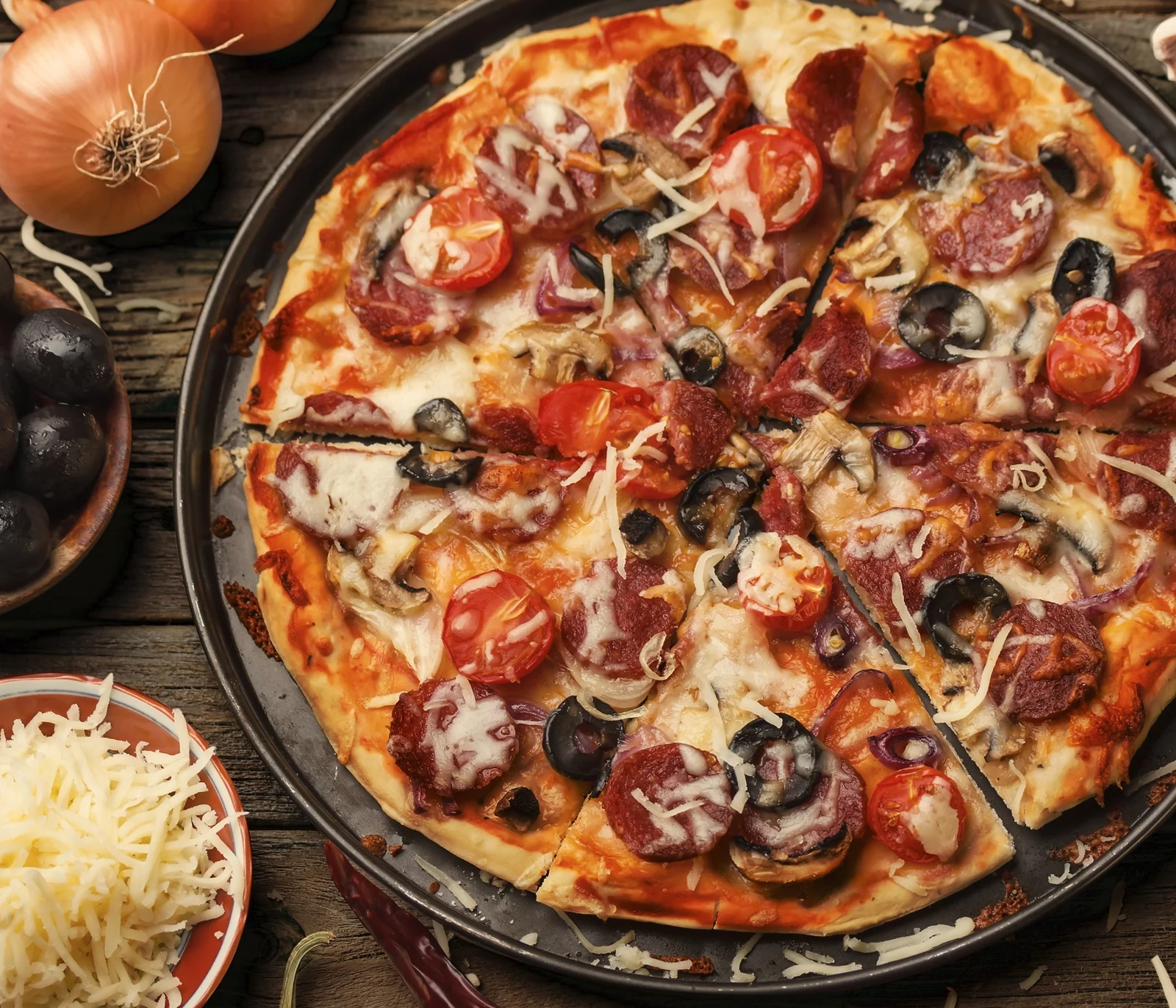 Pizza artesanal con tomate y queso